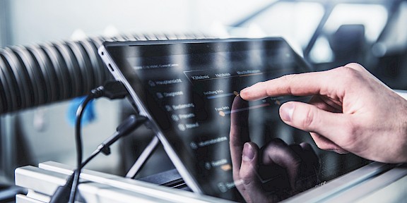 Selbst fahren Auto Innenraum-Konzept. Ein Laptop auf dem