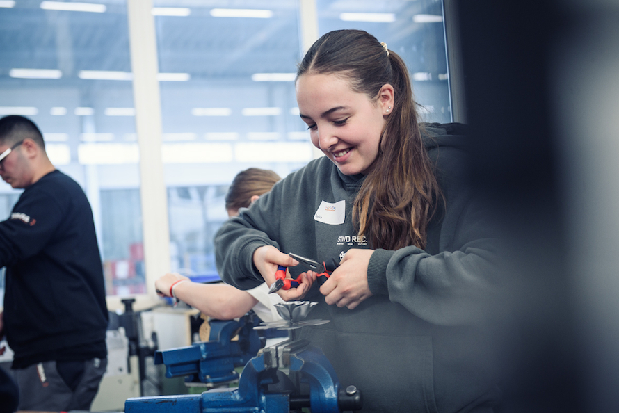 Girlsday2024-WölfleGmbH-Werkstück-Mädchen